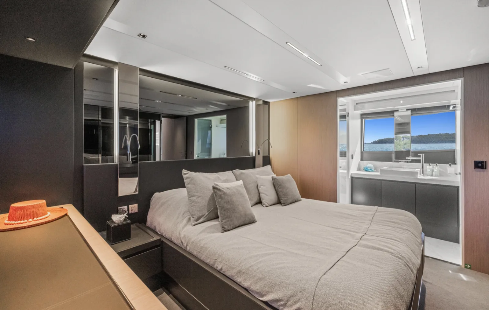RIVA PERSEO 76 M/Y SAMIRA SAMIRA luxury yacht for sale - dining area French Riviera