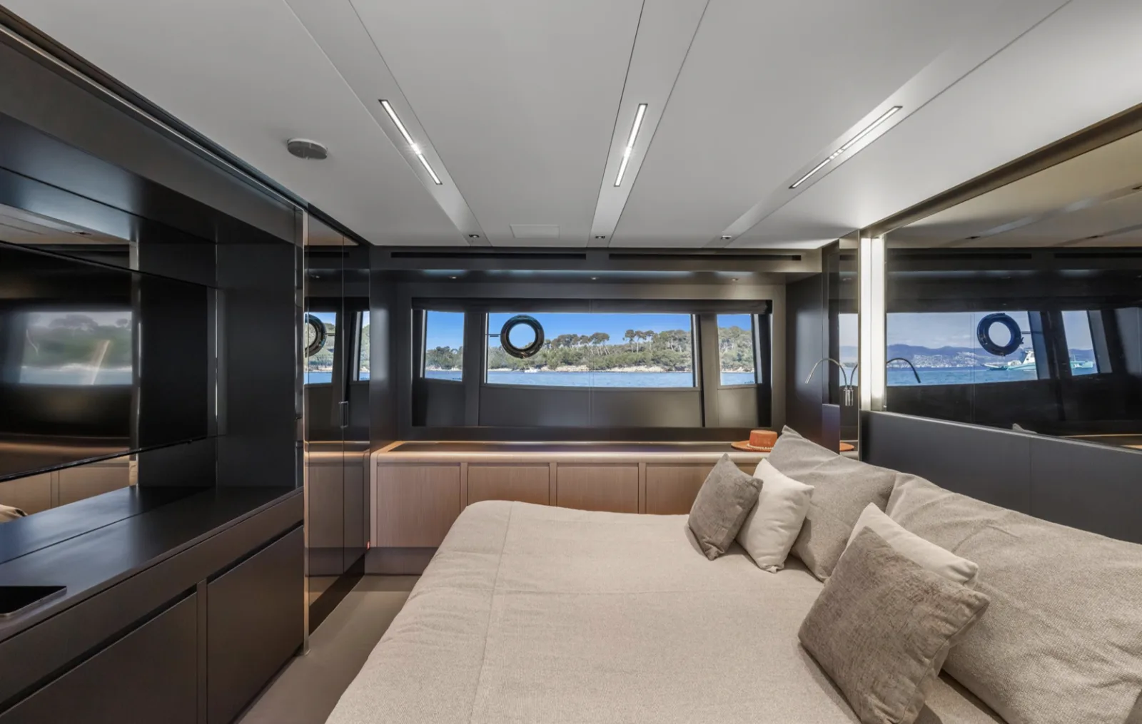 RIVA PERSEO 76 M/Y SAMIRA SAMIRA luxury yacht for sale - master cabin French Riviera